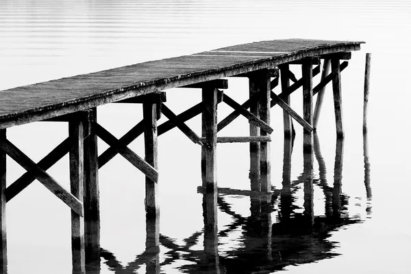Пешеходный мост на озере — стоковое фото