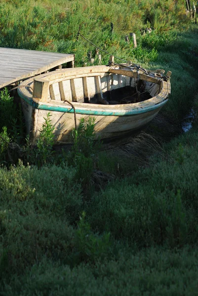 Небольшая лодка на суше — стоковое фото
