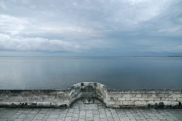 要塞の壁から cloudscape — ストック写真