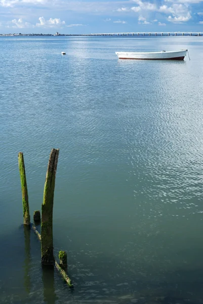Ahşap ve beyaz tekne — Stok fotoğraf