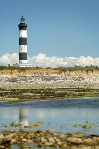 Lighthouse at low tide — Stockfoto
