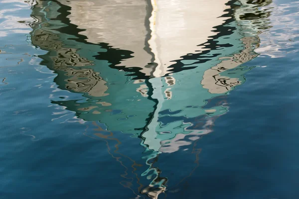 Отражение лодки — стоковое фото