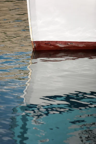 Prow reflexão barco — Fotografia de Stock