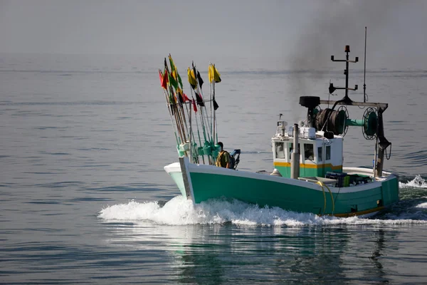 Barco de pesca branco e verde — Fotografia de Stock