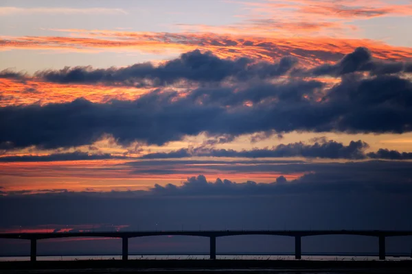 Východ slunce nad mostem — Stock fotografie