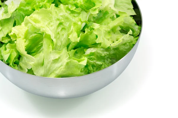Salatblätter in einer Metallschüssel lizenzfreie Stockfotos