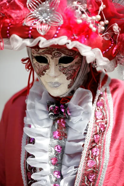 Máscara de carnaval sob traje rosa — Fotografia de Stock