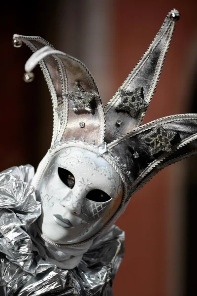 Pohled na stříbrnou masku na karnevalu — Stock fotografie