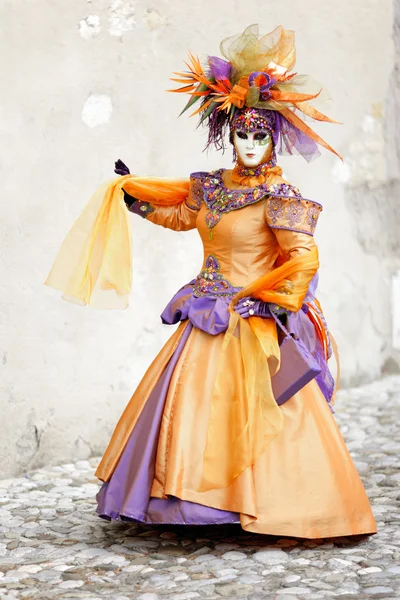 Pomarańczowa sukienka i białą maskę — Zdjęcie stockowe