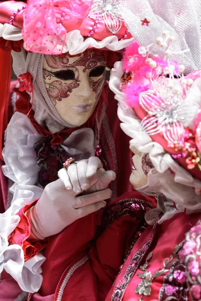 Karnevalové masky ruka drží — Stock fotografie