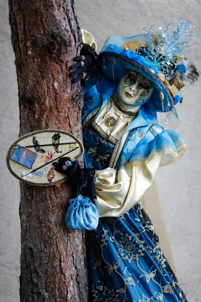 Máscara de carnaval contra un árbol —  Fotos de Stock