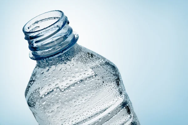 Бутылка воды с каплей — стоковое фото