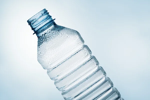 Incline a garrafa de água — Fotografia de Stock