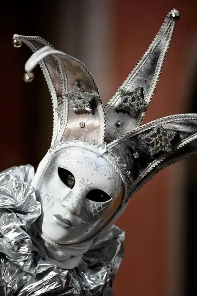 Vista da vicino sulla maschera d'argento al carnevale Immagine Stock