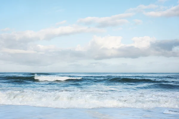 Paisajes nublados y olas en el mar — Foto de Stock