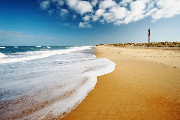 Farol no fundo — Fotografia de Stock