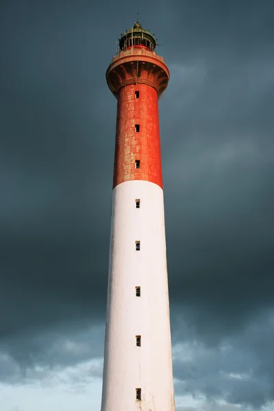 灯塔与暴风雨云 — 图库照片