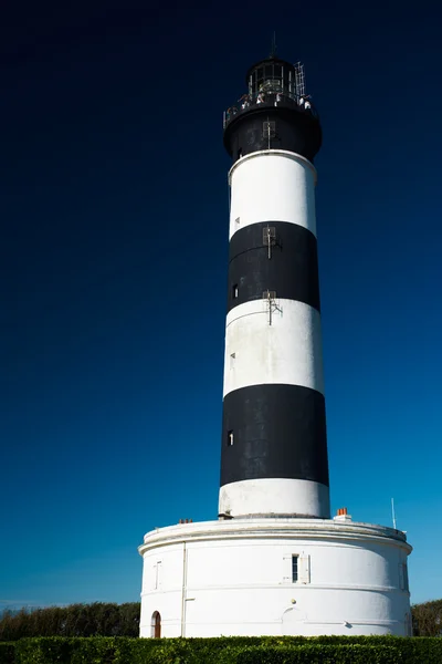 Чёрно-белый маяк — стоковое фото