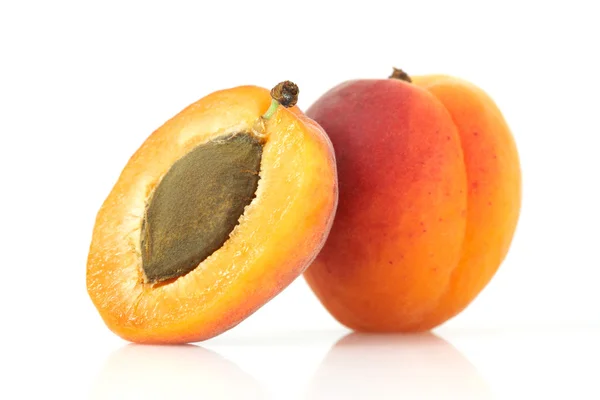 Apricot and halve — Stock Photo, Image