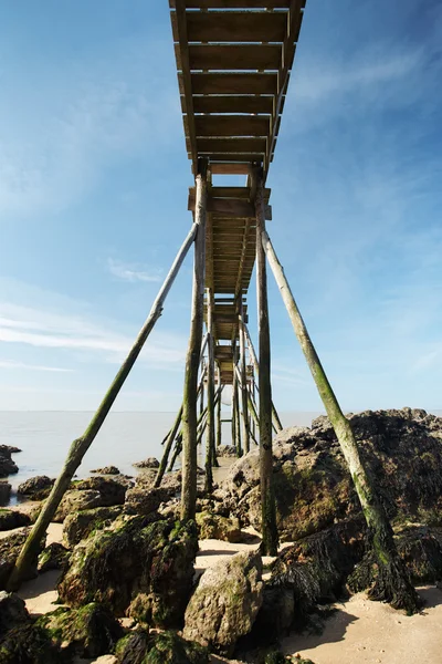 Houten voetgangersbrug hierboven — Stockfoto