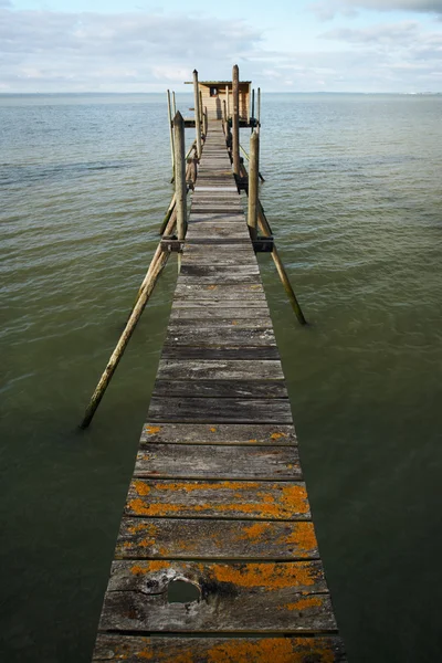 Gångbro till fiskare kojan — Stockfoto