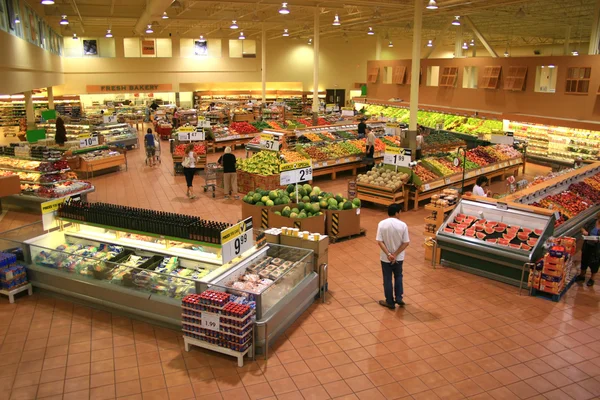 Blick auf den modernen Supermarkt lizenzfreie Stockfotos