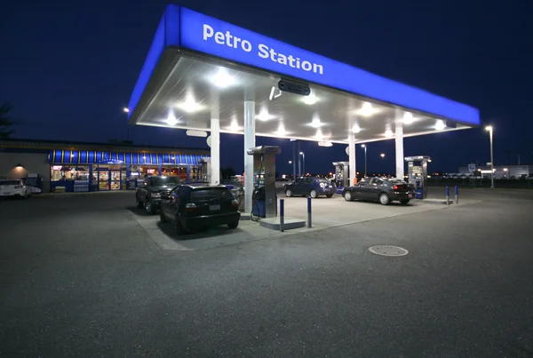 Gece vakti petro istasyonu — Stok fotoğraf