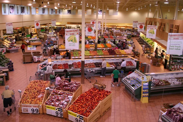 Blick auf den modernen Supermarkt. Stockbild