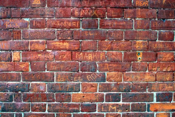 Graffiti relleno pared de ladrillo rojo . —  Fotos de Stock