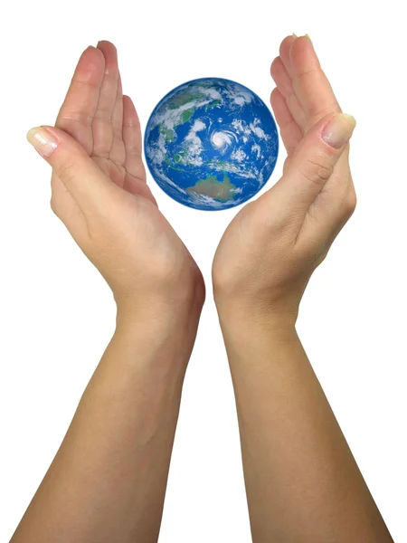 Mänskliga lady händer skydda jorden人間の女性の手に保護する地球 — Stockfoto