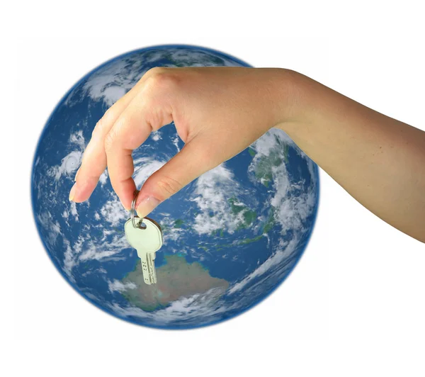 Vrouw hand geven de sleutel van de wereld — Stockfoto