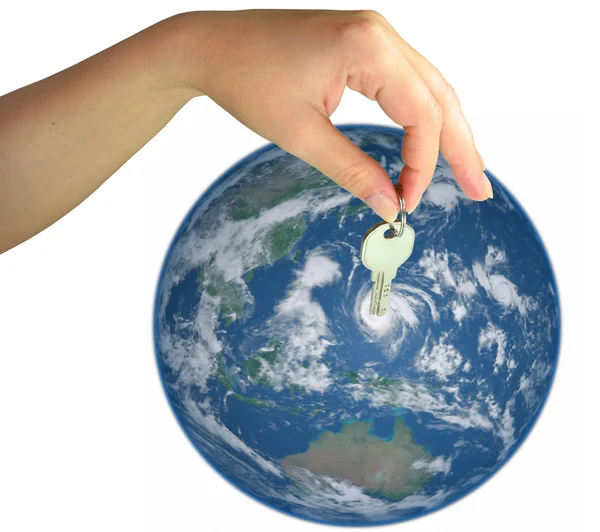 Mulher mão dando a chave do mundo — Fotografia de Stock