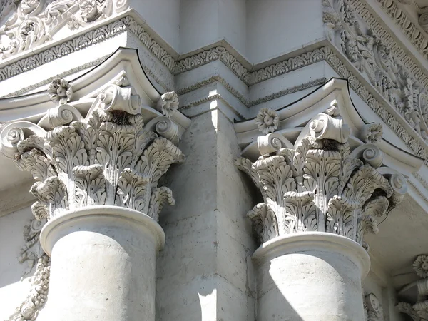 Архитектурный дизайн древних колонн — стоковое фото