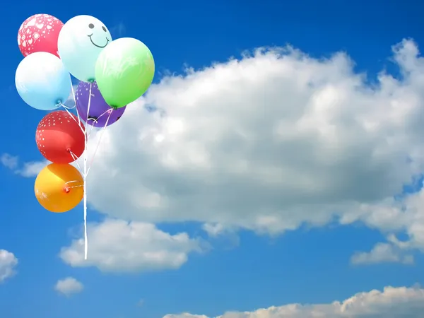 Farbige Party-Luftballons gegen blauen Himmel — Stockfoto