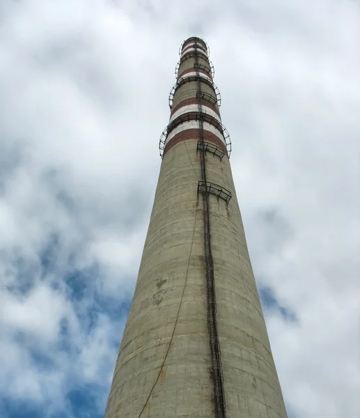 Una chimenea de una planta de energía — Stockfoto