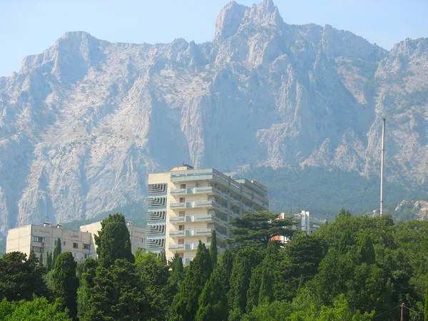 Edifício do hotel no fundo montanhas — Fotografia de Stock