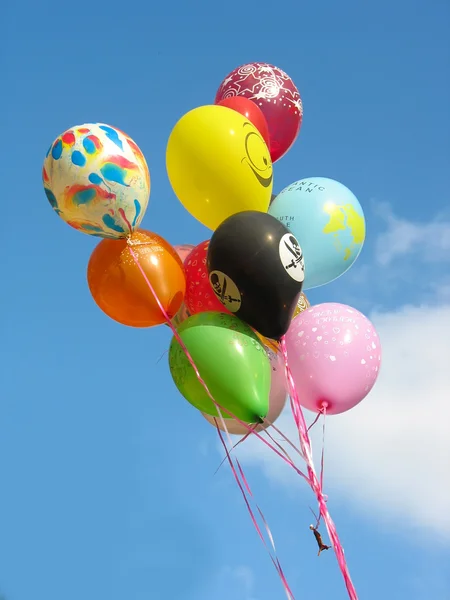 Кучка цветных воздушных шаров для вечеринок — стоковое фото