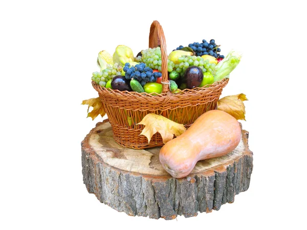 Holzkorb mit Obst und Gemüse — Stockfoto