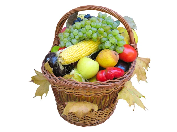 Cesta de mimbre con fruta de otoño — Foto de Stock