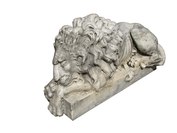 白で隔離された睡眠のライオンの像 — ストック写真