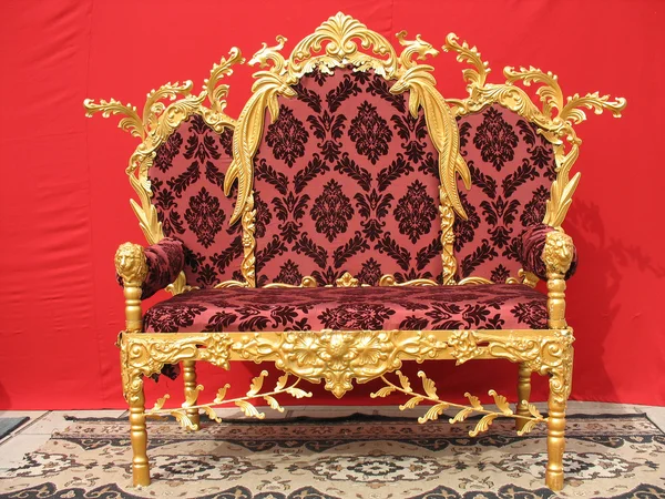Mobiliário decorado sofá dourado — Fotografia de Stock