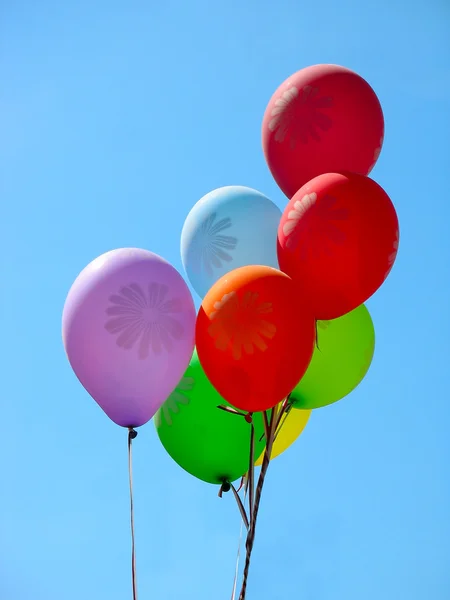 Группа разноцветных праздничных шаров — стоковое фото