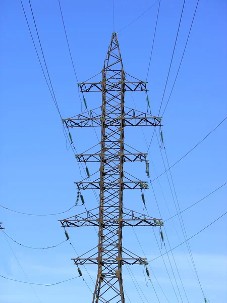 Linhas de transmissão de energia elétrica — Fotografia de Stock