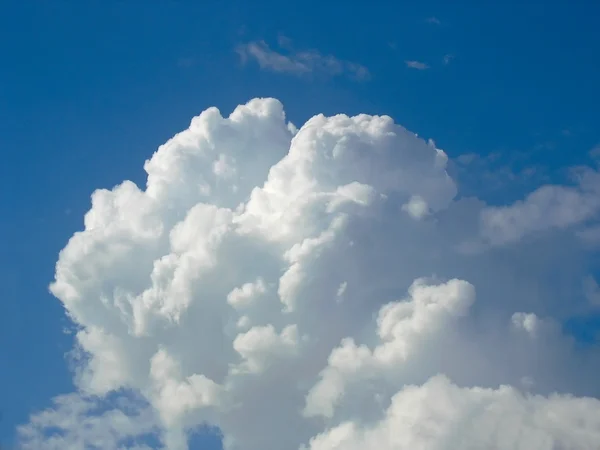 Weiße Kumuluswolken über blauem Himmel — Stockfoto