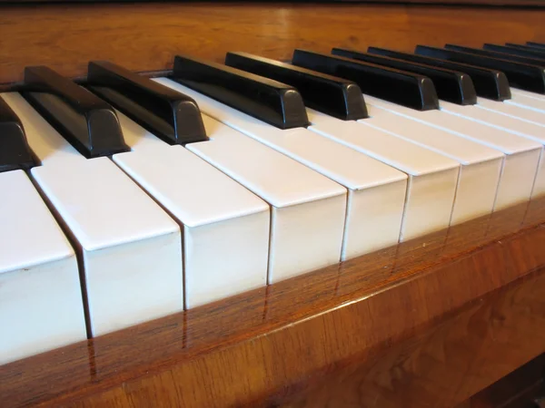 Primer plano del teclado de piano antiguo — Foto de Stock