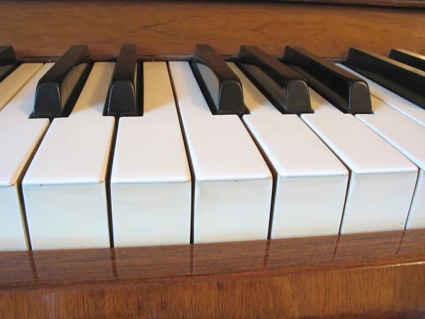 古いピアノ キーボードのクローズ アップ — ストック写真