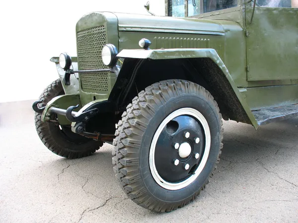 Старі зелені військові вантажівки — стокове фото