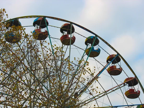 Чертово колесо на фоне голубого неба — стоковое фото