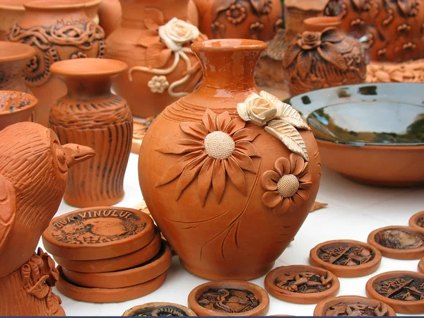 Handgemaakte klei potten in een workshop — Stockfoto