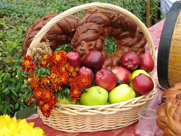 收获的苹果、 面包和鲜花 — 图库照片